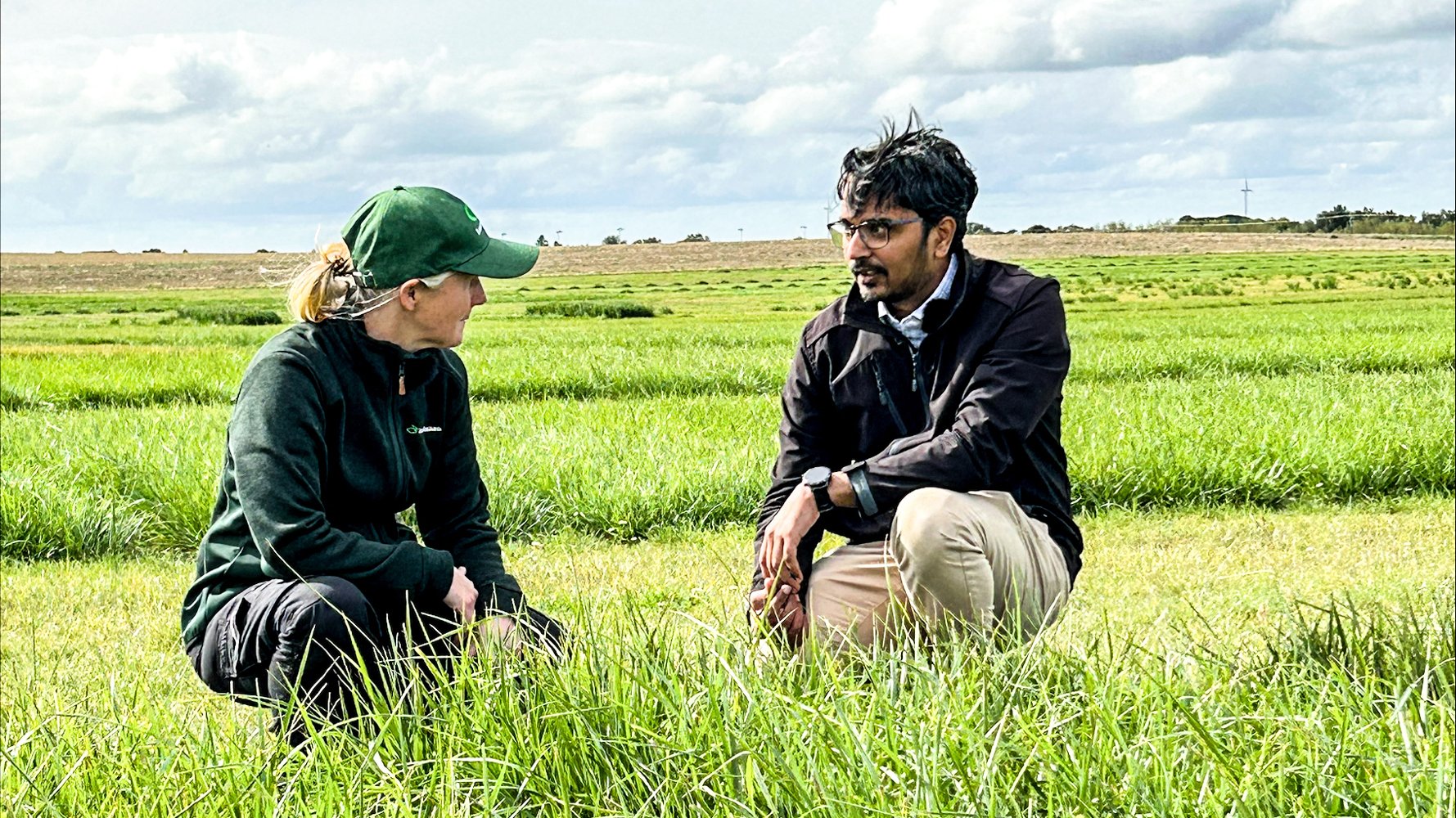 Linda Öhlund och Aakash Chawed ute på fältet.